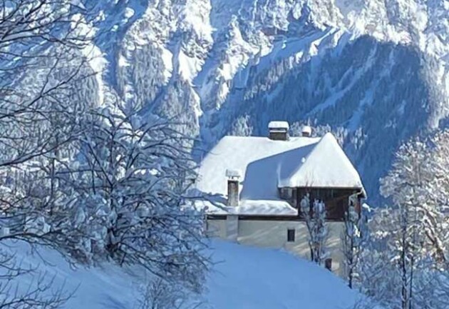Bahnhofsgebäude Lermoos im Winter